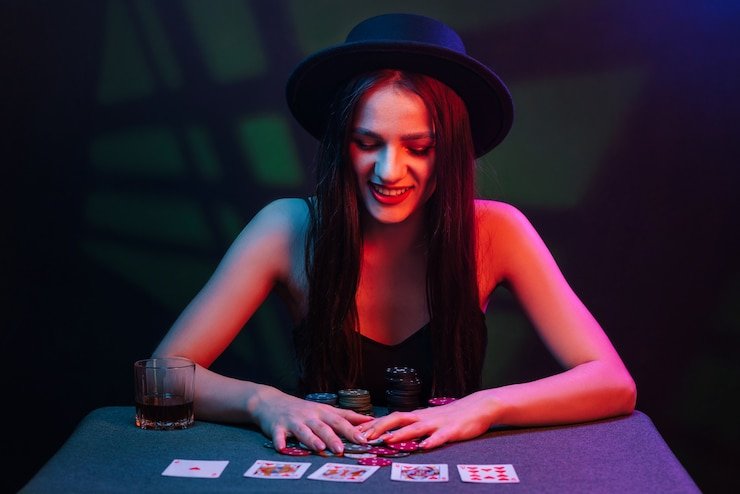 Pendukung menyaksikan pertandingan sepak bola Eropa melalui siaran dalam aplikasi platform hiburan bandartoto
